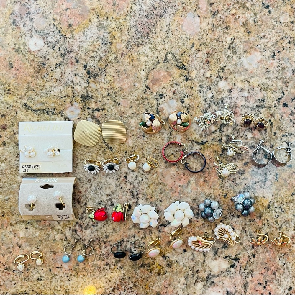 Lot of 20 vintage clip on earrings. In perfect condition. Beautiful ☀️